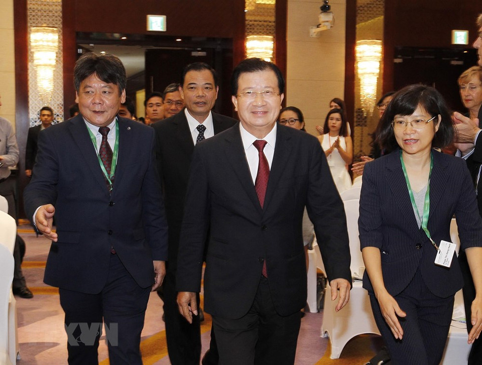 El viceprimer ministro Trinh Dinh Dung llega al Foro (Fuente: VNA)