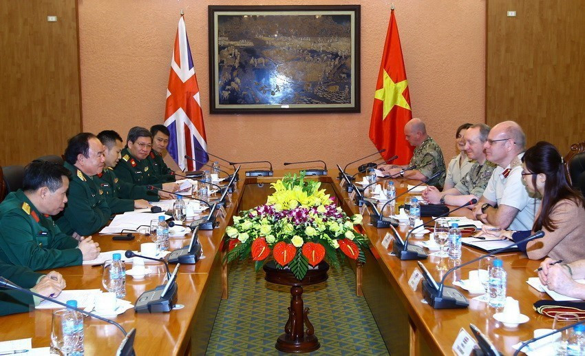 El 20 de enero de 2017, el subjefe del Estado Mayo General del Ejército Popular de Vietnam, coronel general Pham Ngoc Minh, se conversó con el mayor general Martin Bricknell, jefe del Cuerpo de Medicina Militar del Reino Unido, en Hanoi. (Fuente: VNA)