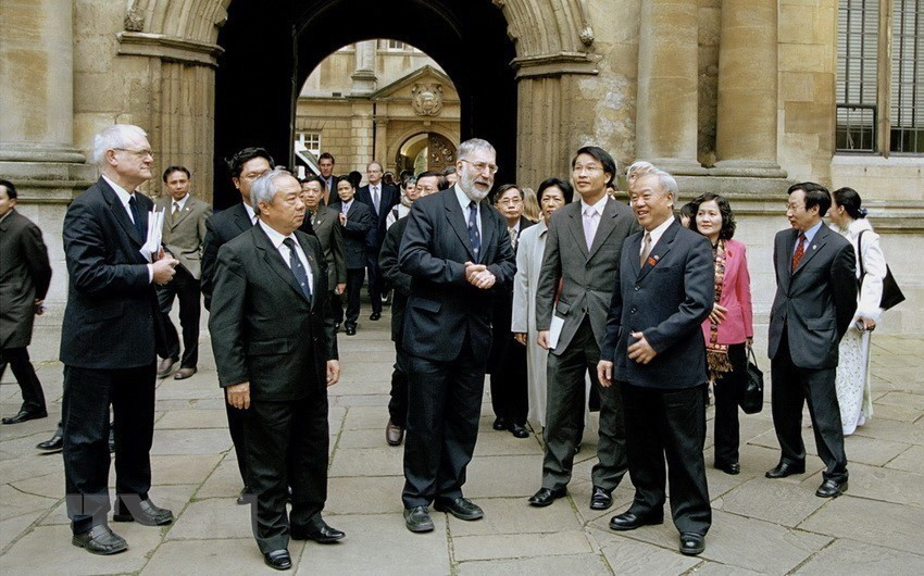 El 21 de marzo de 2005, el presidente de la Asamblea Nacional Nguyen Van An visita la Universidad Oxford durante su visita al Reino Unido. (Fuente: VNA)