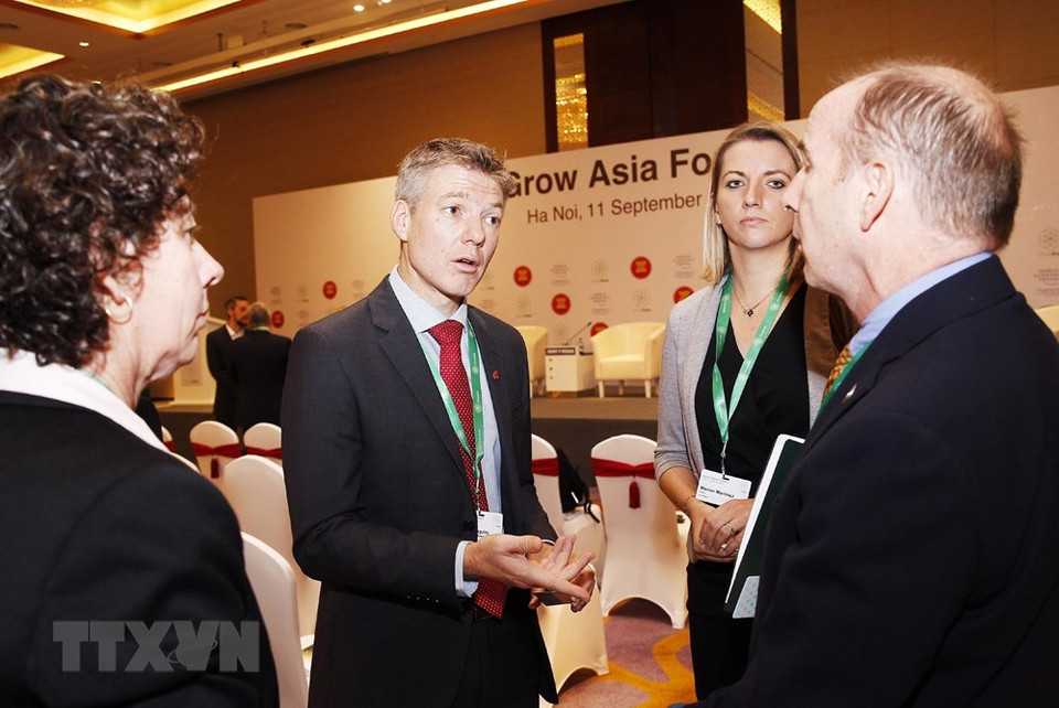 El viceprimer ministro Trinh Dinh Dung y los delegados asistentes al Foro (VNA)