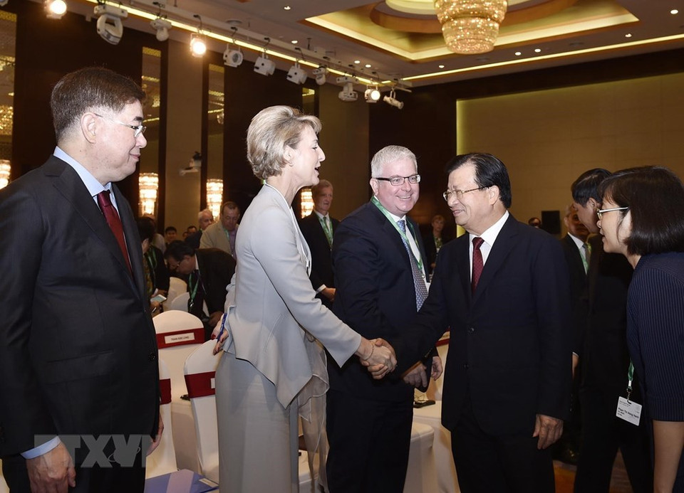 El viceprimer ministro Trinh Dinh Dung y los delegados asistentes al Foro (VNA)