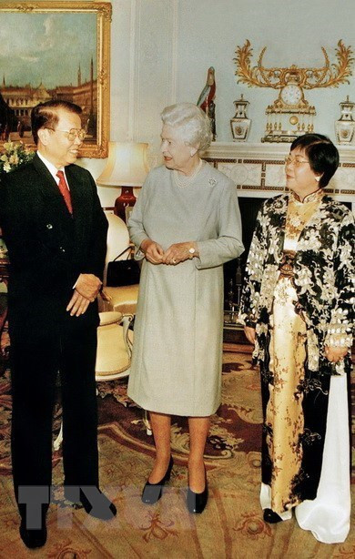El presidente de Vietnam Tran Duc Luong y su esposa fueron recibidos por la reina Elizabeth II en el Palacio Buckingham, en ocasión de su visita oficial al Reino Unido del 22 al 26 de mayo de 2004. (Fuente: VNA)
