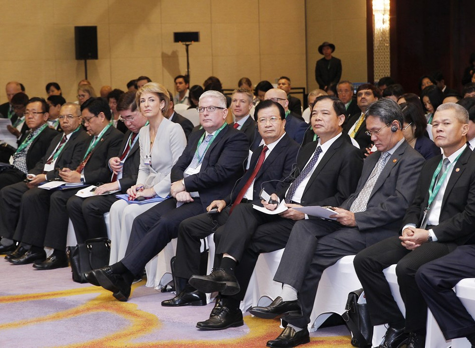El viceprimer ministro Trinh Dinh Dung y los delegados asistentes al Foro (VNA)