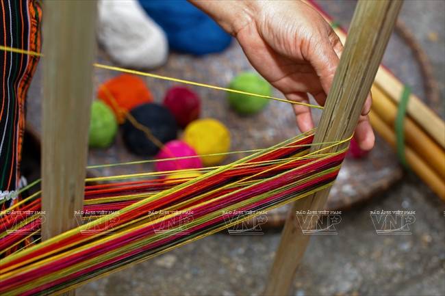 Los ma utilizan trozos de bambú para crear un armazón provisional para el producto. 