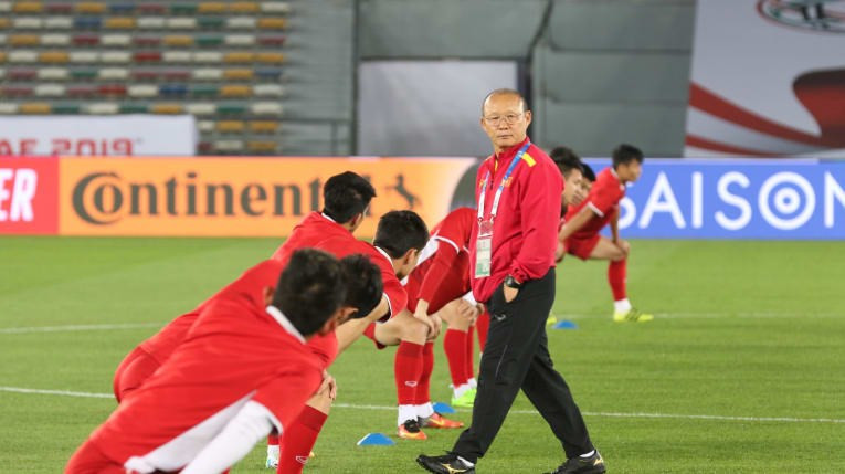 Selección de fútbol de Vietnam se prepara para su primer partido contra el equipo de Irak en el estadio Estadio Jeque Zayed en la capital Abu Dabi, Emiratos Árabes Unidos (Fuente: VNA)