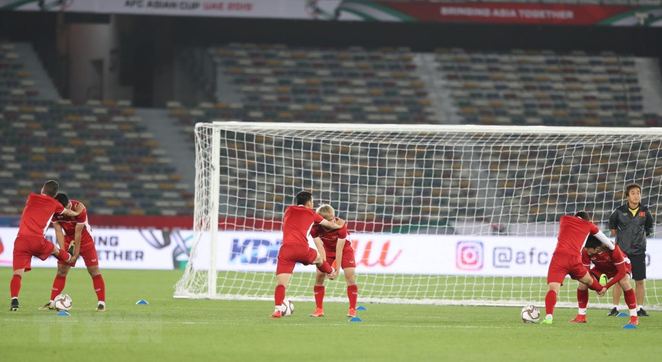 Selección de fútbol de Vietnam se prepara para su primer partido contra el equipo de Irak en el estadio Estadio Jeque Zayed en la capital Abu Dabi, Emiratos Árabes Unidos (Fuente: VNA)