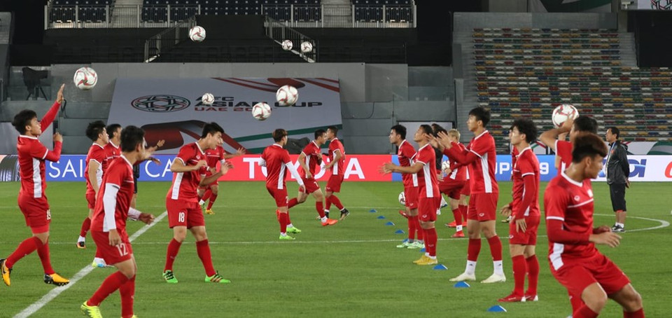 Selección de fútbol de Vietnam se prepara para su primer partido contra el equipo de Irak en el estadio Estadio Jeque Zayed en la capital Abu Dabi, Emiratos Árabes Unidos (Fuente: VNA)