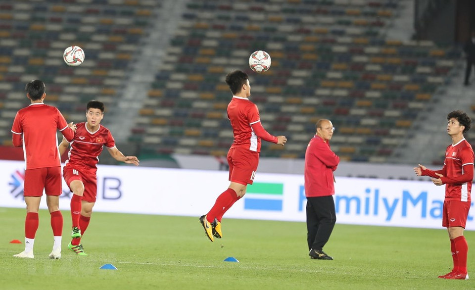 Selección de fútbol de Vietnam se prepara para su primer partido contra el equipo de Irak en el estadio Estadio Jeque Zayed en la capital Abu Dabi, Emiratos Árabes Unidos (Fuente: VNA)