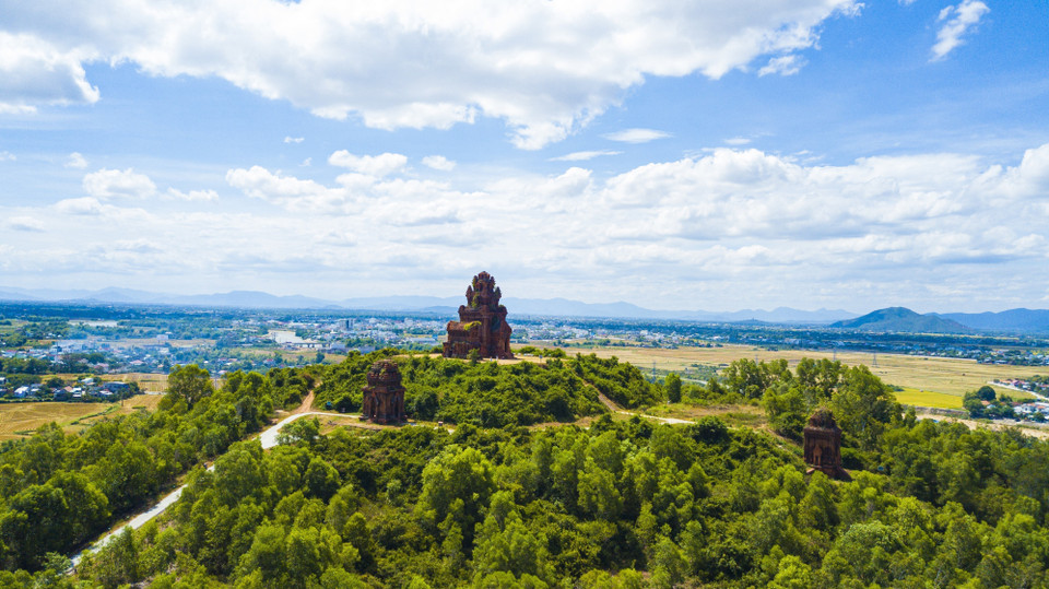 La torre Banh It está situada en una colina en la aldea de Dai Le, comuna de Phuoc Hiep, distrito de Tuy Phuoc, provincia de Binh Dinh. (Foto: VNA)