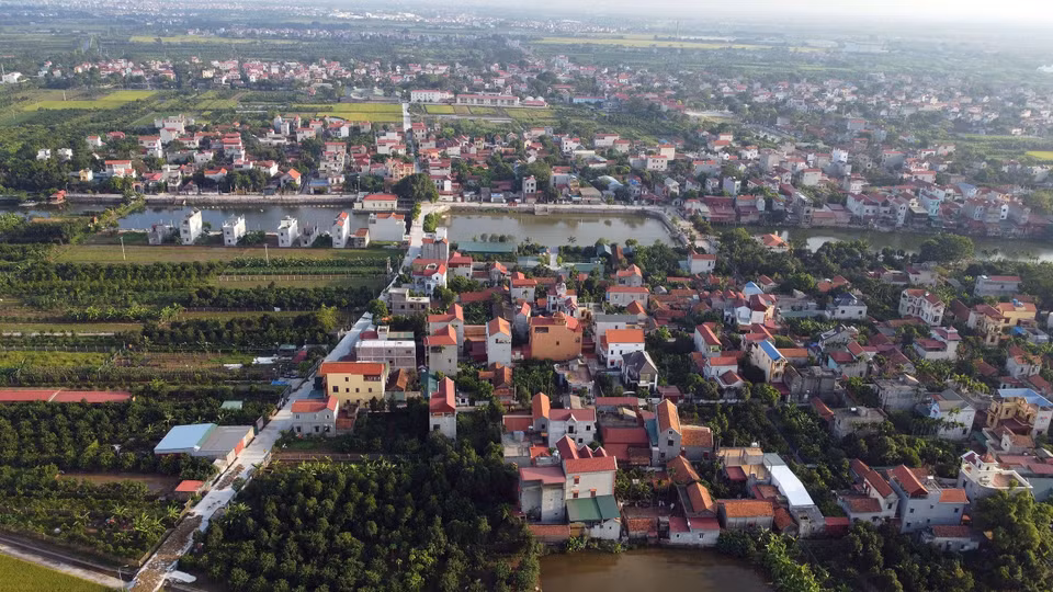 La nueva apariencia rural en los distritos parece cada vez más espaciosa, limpia y hermosa; mientras la infraestructura de transporte rural es cada vez más sincrónica. (Foto: VNA)