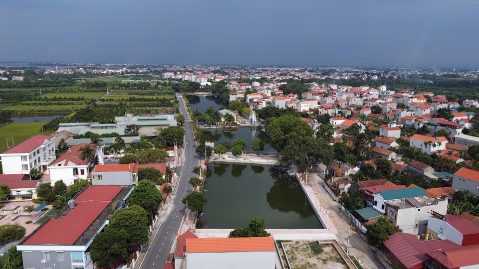 La infraestructura de transporte rural en los distritos suburbanos es cada vez más sincrónica. (Foto: VNA)