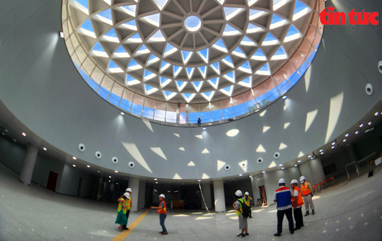 El tragaluz, con un diseño de pared de vidrio, aporta luz natural a la estación Ben Thanh. Este es destino nuevo e interesante para lugareños y turistas cuando viajan a Ciudad Ho Chi Minh. (Foto: VNA)