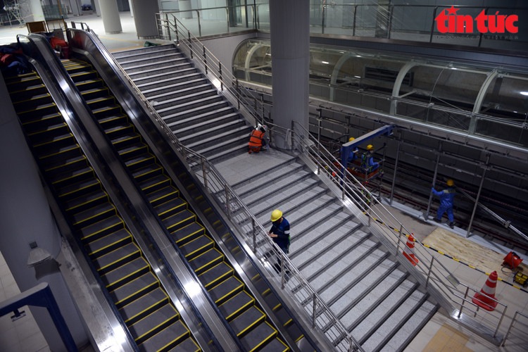 Acceso al primer y segundo pisos mediante escaleras mecánicas y escaleras tradicionales. Según el diseño, el primero y el segundo piso se utilizarán para la línea 1. Mientras, el tercer y cuarto piso se utilizarán para las líneas restantes.(Foto: VNA)