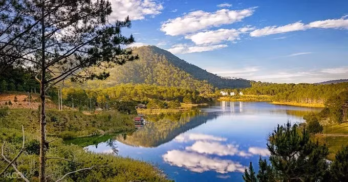 Ubicado entre bosques de pinos verdes y una rica vegetación, en una superficie de más de 350 hectáreas, el lago Tuyen Lam deviene el destino de muchos turistas. (Foto: VNA)