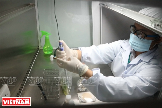 Un ingeniero encargado de la inspección de bacterias en los productos (Fuente: VNA)