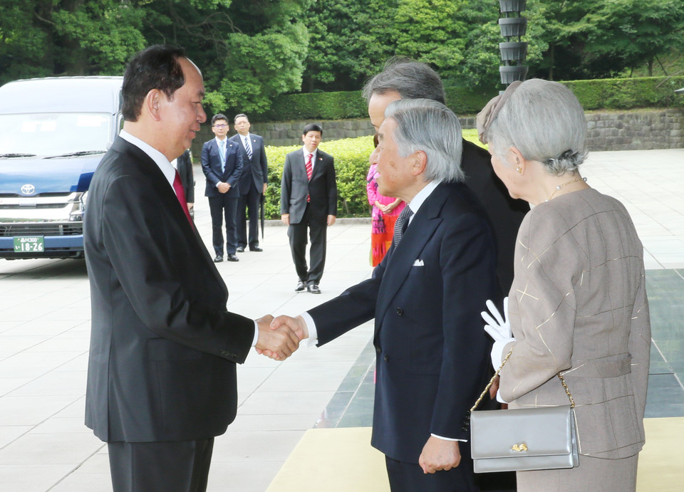 El presidente de Vietnam, Tran Dai Quang, se reunió con el Emperador de Japón, Akihito (Fuente: VNA)