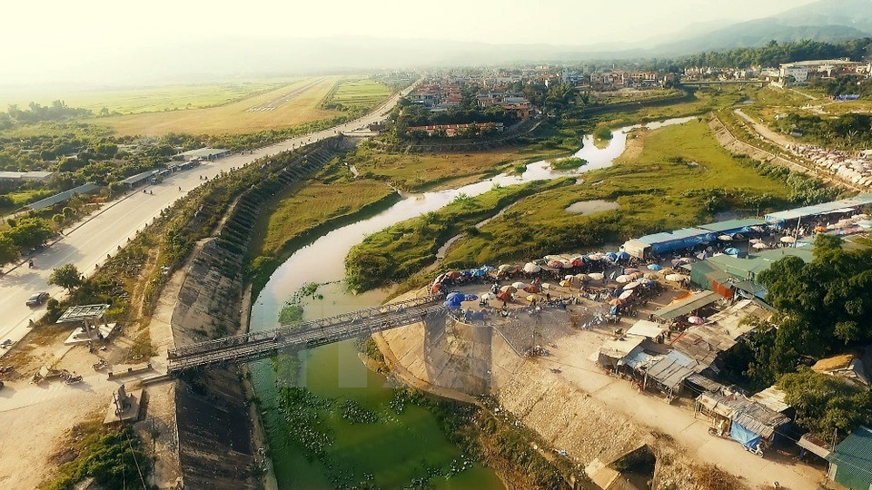 El puente Muong Thanh que cruza el río Nam Ron en la zona de reliquias nacionales especial del campo de batalla Dien Bien Phu (Fuente: VNA) ​