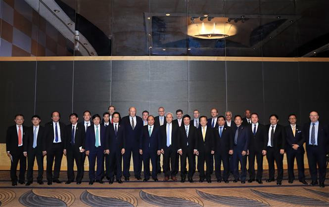 El primer ministro de Vietnam, Nguyen Xuan Phuc, e inversionistas de Australia (Fuente:VNA)