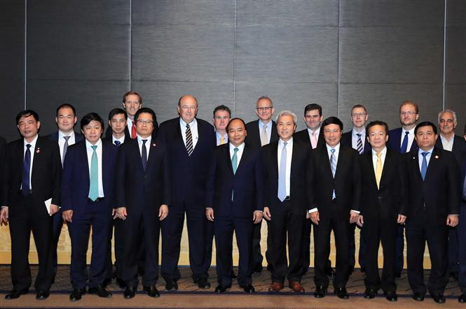 El primer ministro de Vietnam, Nguyen Xuan Phuc, e inversionistas de Australia (Fuente:VNA)