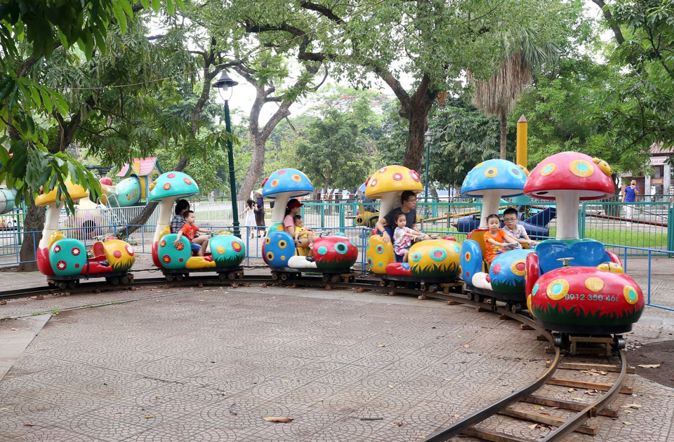Padres e hijos participan en juegos en el Parque de Thong Nhat, en Hanoi, durante los días feriados del 30 de abril y el 1 de mayo (Fuente: VNA)