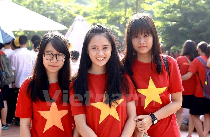 Estudiantes de la escuela Luong The Vinh, Hanoi, en el uniforme camisa roja con estrella dorada (Fuente: VNA)