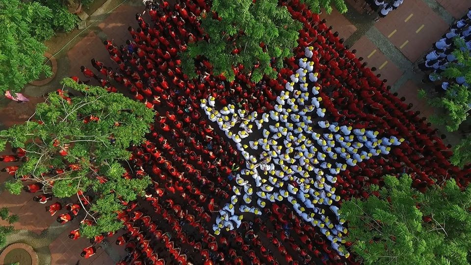 Discípulos forman la bandera del país (Fuente: VNA)