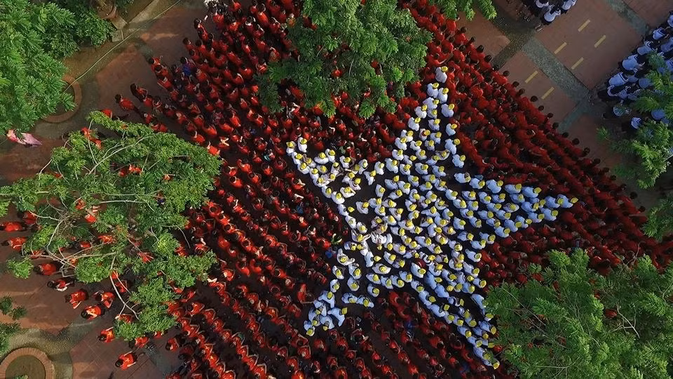 Discípulos forman la bandera del país (Fuente: VNA)