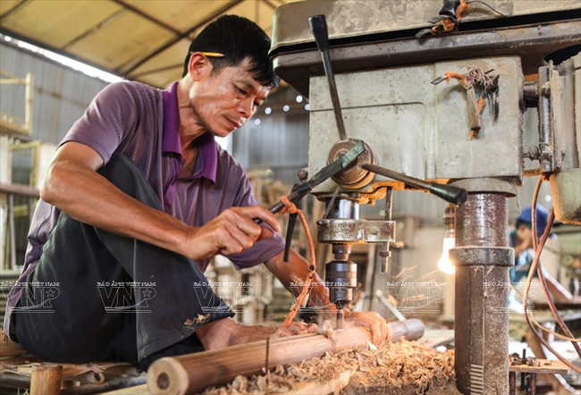 El 70 por ciento de más de 826 familias en Xuan La laboran en el oficio, con diez grandes establecimientos (Fuente: VNA)