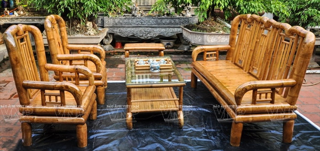 Mesa y sofás de bambú manufacturadas en Xuan Lai (Fuente: VNA)