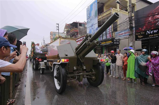 Pobladores de la provincia vietnamita de Ninh Binh, la tierra natal del presidente Tran Dai Quang esperan el paso del féretro del Mandatario (Fuente: VNA)