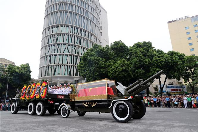 Pobladores de Hanoi esperan a ambos lados de la calle el paso del féretro del presidente Tran Dai Quang (Fuente: VNA)