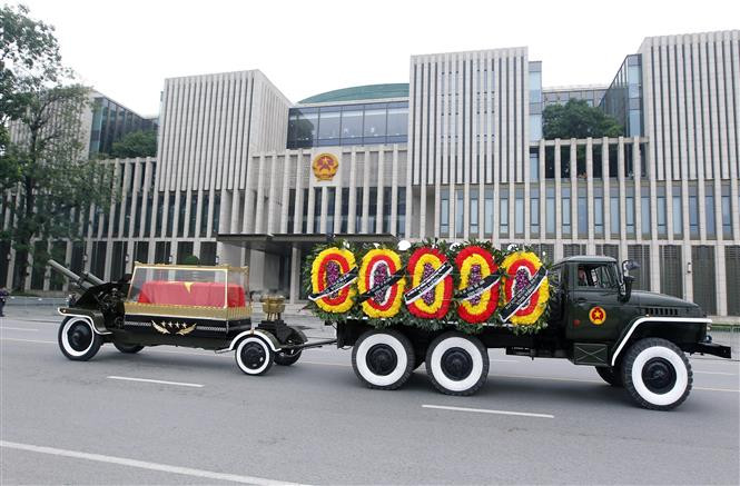 Caravana que traslada el féretro del presidente Tran Dai Quang recorre por las calles de Hanoi hacia su tierra natal, provincia de Ninh Binh (Fuente: VNA)