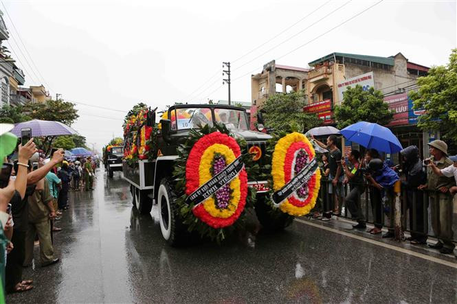 Pobladores de la provincia vietnamita de Ninh Binh esperan el paso del féretro del presidente Tran Dai Quang (Fuente: VNA)