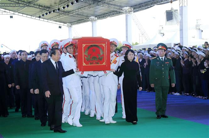  La presidenta interina de Vietnam, Dang Thi Ngoc Thinh, acompaña al féretro del presidente Tran Dai Quang hacia el lugar del entierro (Fuente: VNA)