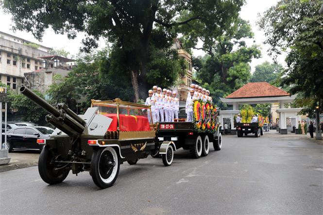 Caravana que traslada el féretro del presidente Tran Dai Quang recorre por las calles de Hanoi hacia su tierra natal, provincia de Ninh Binh (Fuente: VNA)
