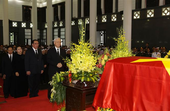 Altos dirigentes vietnamitas rinden homenaje póstumo al presidente Tran Dai Quang antes del traslado de su féretro (Fuente: VNA)