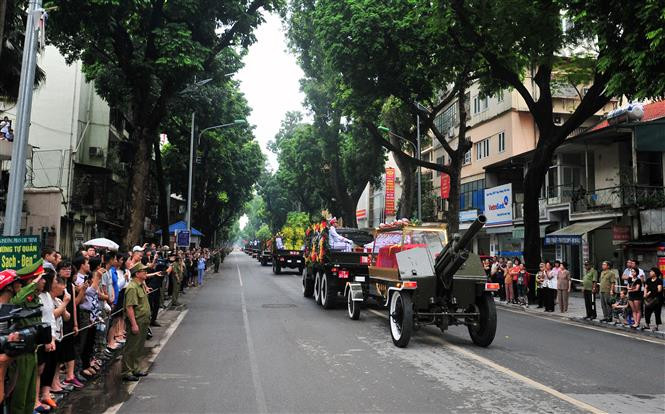 Pobladores de Hanoi esperan a ambos lados de la calle el paso del féretro del presidente Tran Dai Quang (Fuente: VNA)