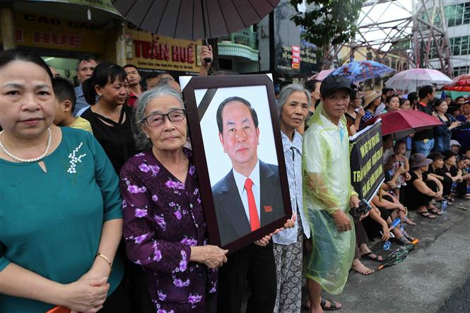Pobladores de la provincia vietnamita de Ninh Binh esperan en las calles el paso del féretro del presidente Tran Dai Quang (Fuente: VNA)
