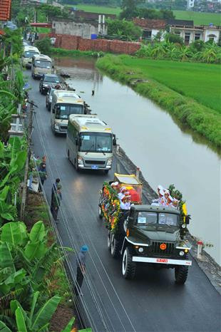 Caravana traslada el féretro del presidente Tran Dai Quang hacia su tierra natal, provincia de Ninh Binh (Fuente: VNA)