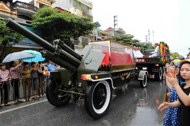 Pobladores de la provincia vietnamita de Ninh Binh esperan el paso del féretro del presidente Tran Dai Quang (Fuente: VNA)