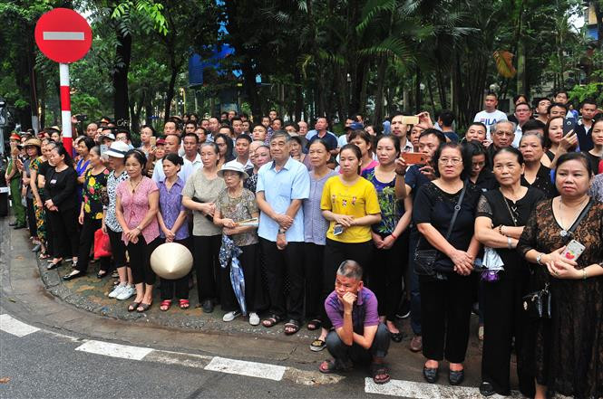 Pobladores de Hanoi esperan a ambos lados de la calle el paso del féretro del presidente Tran Dai Quang (Fuente: VNA)