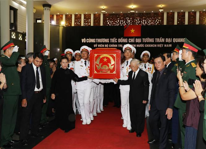 La presidenta de la Asamble Nacional, Nguyen Thi Kim Ngan y el secretario general del Partido Comunista de Vietnam, Nguyen Phu Trong, acompañan al féretro del presidente Tran Dai Quang (Fuente: VNA)