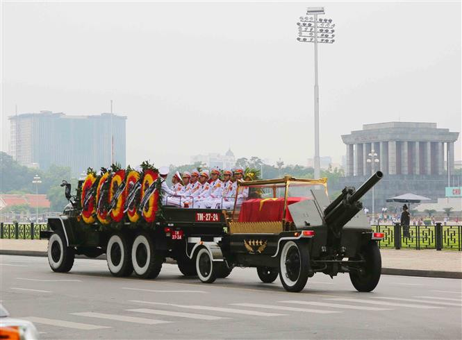 Caravana que traslada el féretro del presidente Tran Dai Quang recorre por las calles de Hanoi hacia su tierra natal, provincia de Ninh Binh (Fuente: VNA)