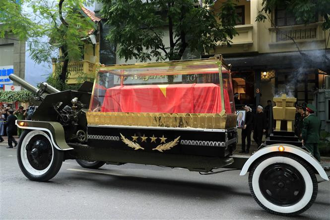 Caravana que traslada el féretro del presidente Tran Dai Quang recorre por las calles de Hanoi hacia su tierra natal, provincia de Ninh Binh (Fuente: VNA)
