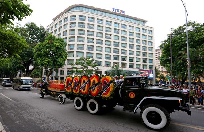 Caravana que traslada el féretro del presidente Tran Dai Quang recorre por las calles de Hanoi hacia su tierra natal, provincia de Ninh Binh (Fuente: VNA) 
