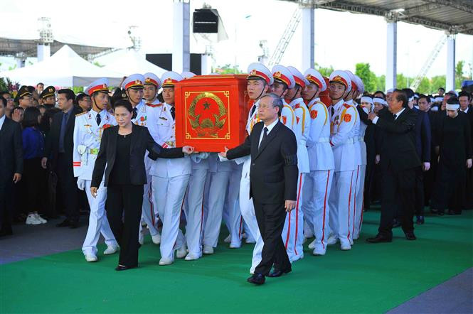 La presidenta de la Asamblea Nacional, Nguyen Thi Kim Ngan y el miembro permanente del Secretariado del Comité Central del Partido Comunista de Vietnam, Tran Quoc Vuong, acompañan al féretro del presidente Tran Dai Quang (Fuente: VNA)
