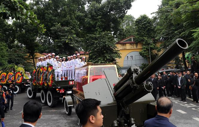 Caravana que traslada el féretro del presidente Tran Dai Quang recorre por las calles de Hanoi hacia su tierra natal, provincia de Ninh Binh (Fuente: VNA)