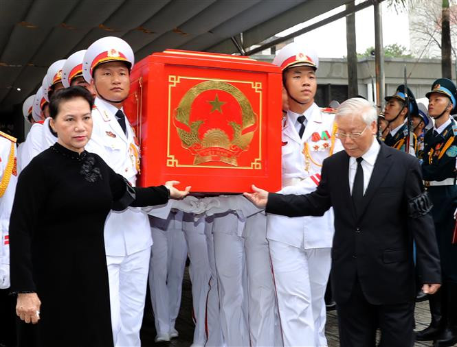 La presidenta de la Asamble Nacional, Nguyen Thi Kim Ngan y el secretario general del Partido Comunista de Vietnam, Nguyen Phu Trong, acompañan al féretro del presidente Tran Dai Quang (Fuente: VNA)