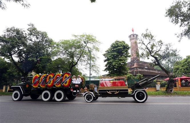 Caravana que traslada el féretro del presidente Tran Dai Quang recorre por las calles de Hanoi hacia su tierra natal, provincia de Ninh Binh (Fuente: VNA)