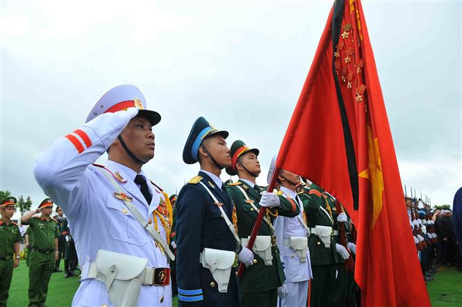 Militares vietnamitas rinden homenaje póstumo al presidente Tran Dai Quang (Fuente: VNA)
